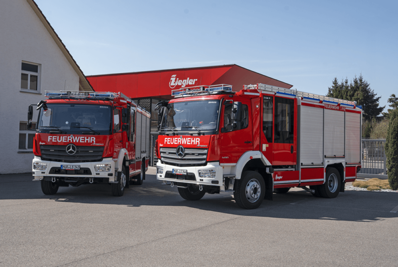 Die fertigen Autos für die Landesfeuerwehrschule stehen nebeneinander