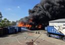 Riesige Rauchsäule des Containerbrands