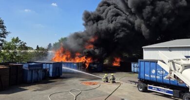 Riesige Rauchsäule des Containerbrands