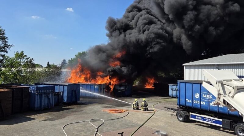 Riesige Rauchsäule des Containerbrands
