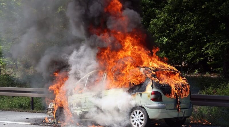 Fahrzeugbrand auf dem Standstreifen