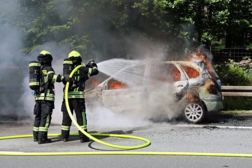 Löschangriff unter Atemschutz: Im Einsatz waren Kräfte der Feuerwehren Stockstadt, Kleinostheim und Mainaschaff. Foto: Ralf Hettler