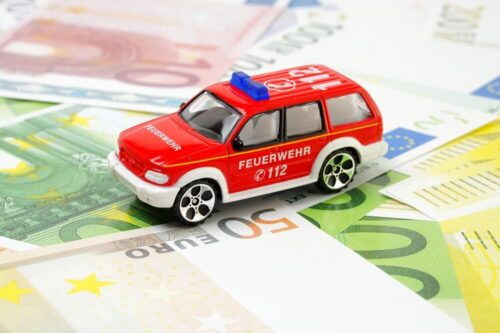 Feuerwehrauto auf Geldscheinen - Symbolbild für finanzielle Förderung des Katastrophenschutzes