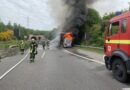 Das Feuer, das aus dem Motorraum kam, griff schnell auf den gesamten Reisebus über. Foto: Feuerwehr Dortmund