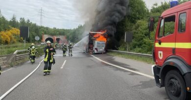 Das Feuer, das aus dem Motorraum kam, griff schnell auf den gesamten Reisebus über. Foto: Feuerwehr Dortmund