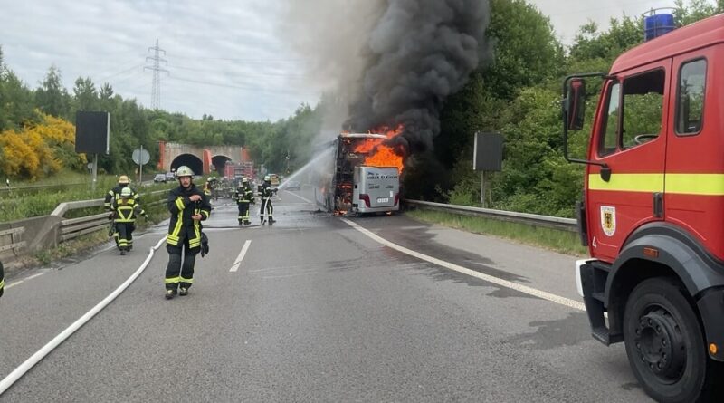 Das Feuer, das aus dem Motorraum kam, griff schnell auf den gesamten Reisebus über. Foto: Feuerwehr Dortmund