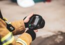 Feuerwehrmann hält eine Wärmebildkamera in der Hand