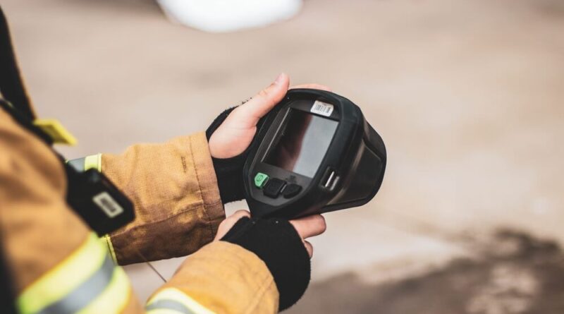Feuerwehrmann hält eine Wärmebildkamera in der Hand