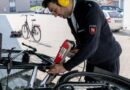 An Feuerwehrhäusern der Landkreise Lüneburg, Lüchow-Dannenberg und Uelzen (NI) codieren Polizeikräfte Fahrräder und E-Bikes.
