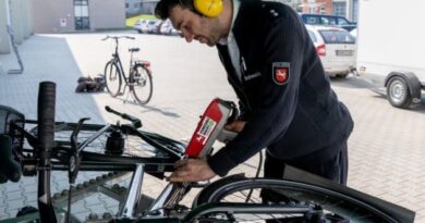 An Feuerwehrhäusern der Landkreise Lüneburg, Lüchow-Dannenberg und Uelzen (NI) codieren Polizeikräfte Fahrräder und E-Bikes.