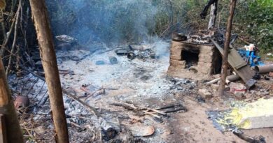 Brand eines illegalen Lagers in schwierigem Gelände