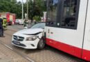 Unfall zwischen Pkw und Straßenbahn mit schwer verletzter Person