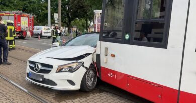 Unfall zwischen Pkw und Straßenbahn mit schwer verletzter Person