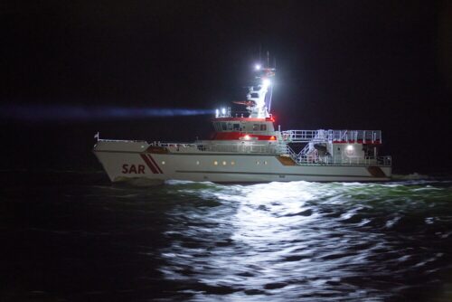 Rund um die Uhr: Das Seenotrettungsboot KURT HOFFMANN und der Seenotrettungskreuzer HARRO KOEBKE der Deutschen Gesellschaft zur Rettung Schiffbrüchiger (DGzRS) waren am Montagabend, 23. Juni 2025, gemeinsam im Einsatz für einen Zweimaster, der in schwerer See vor Rügen Wasser nahm. Ein Crewmitglied des Segelkutters benötigte zudem medizinische Hilfe. (Foto: Archivfoto: DGzRS / ypscollection.de)