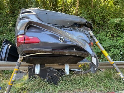 Schwerer Unfall auf der B 236: Ein Cabrio hatte sich bei der Kollision zweier Pkw überschlagen. Hier das abgestützte Fahrzeug. (Foto: Feuerwehr Dortmund)