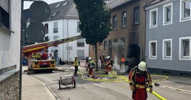 Schlimmeres verhindert: Feuerwehr Bruchsal löscht Brand in Hofeinfahrt