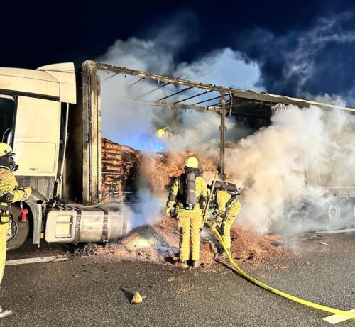 Brandbekämpfung am Lkw auf der A2 bei Helmstedt (NI): Das Fahrzeug hatte Leinsamen geladen. (Foto: Feuerwehr Helmstedt)