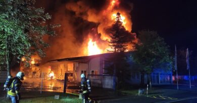 Gebäude-Vollbrand in Lennestädter Industriegebiet
