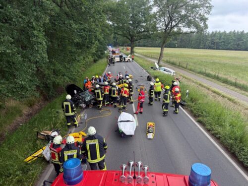 Am 4. Juni 2025 geriet der 22-jährige unfallverursachende Mercedesfahrer aus bisher ungeklärter Ursache nach links auf die Gegenfahrbahn. Dem entgegenkommenden Seat-Mii-Fahrer gelang es zwar zunächst noch, einem Zusammenstoß mit dem Mercedes auszuweichen, kam dann aber ins Schleudern, geriet auf die Gegenspur und prallte mit dem Taxi-Bus zusammen. Der Mercedes prallte frontal auf den SUV, der hinter dem Mii gefahren war. (Foto: Polizeiinspektion Stade, Symbolfoto)