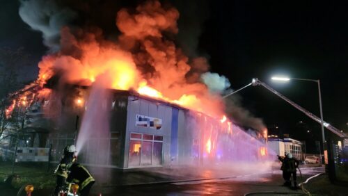 Außenangriff: Der Löschangriff war anfangs nur von außen möglich und erfolgte über zwei Drehleitern und mit mehreren Strahlrohren. (Foto: Feuerwehr Lennestadt)
