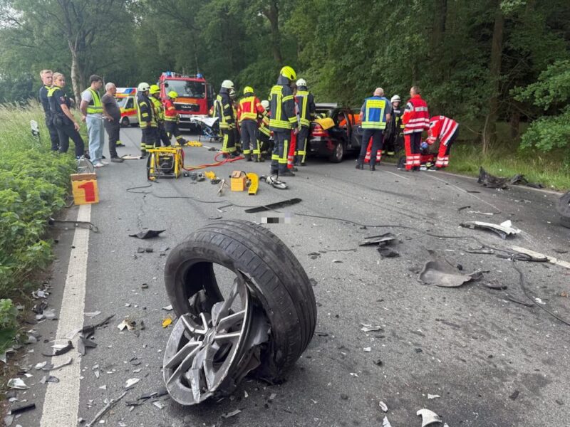 Am Nachmittag des 4. Juni 2025 kam es gegen 15.45 Uhr in Bargstedt (NI) auf der Landesstraße 124 zu einem schweren Verkehrsunfall, bei dem sechs Autoinsassen zum Teil schwerste Verletzungen davontrugen. Der 22-jährige Verursacher musste von der Feuerwehr aus dem Wrack geschnitten werden und wurde nach der Erstversorgung durch die Ärzte und die Rettungsdienstbesatzungen mit schwersten Verletzungen vom Rettungshubschrauber in eine Hamburger Klinik geflogen werden. (Foto: Polizeiinspektion Stade, Symbolfoto)