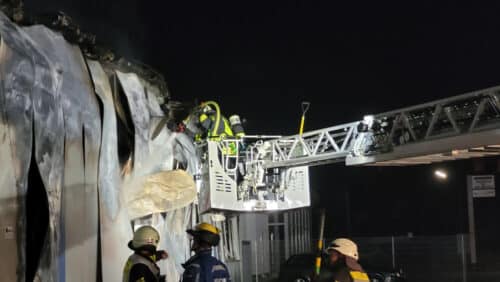 Schwierige Gebäudestruktur: Mithilfe der Drehleiter werden Brandherde an schlecht zugänglichen Stellen erreicht. (Foto: Feuerwehr Lennestadt)