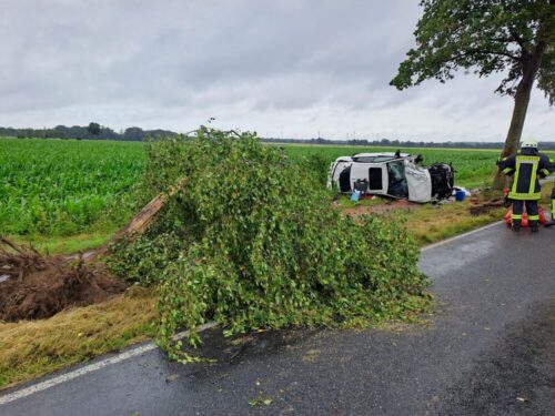 Am 27. Juni 2025 befuhr gegen 11 Uhr ein 24-jähriger Mann mit seinem BMW 340i die Landesstraße 124 von Hollenbeck in Richtung Harsefeld (NI). Nach einem Überholvorgang verlor der 24-Jährige auf regennasser Fahrbahn die Kontrolle über sein Fahrzeug und kam von der Fahrbahn ab, entwurzelte einen Straßenbaum und blieb mit seinem BMW auf der Beifahrerseite liegen. Der Unfallfahrer konnte von Ersthelfern aus seinem völlig zerstörten Fahrzeug befreit werden. Er erlitt schwere, aber nicht lebensgefährliche Verletzungen. (Foto: Polizeiinspektion Stade, Symbolfoto)