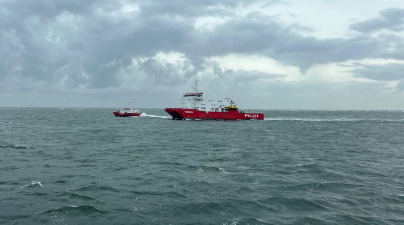 Bereit zum Übungseinsatz: Das Lotsenstationsschiff „Weser“ (r.) rund fünf Seemeilen nördlich der Insel Wangerooge, mitten in der Nordsee. (Foto: Feuerwehr Bremerhaven/M. Freitag)