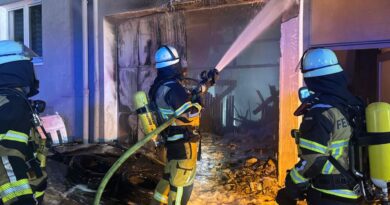 Essener Feuerwehr löscht Brand in Mehrfamilienhaus