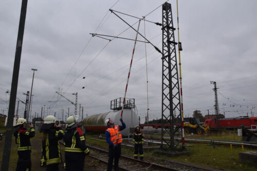 Streckenbereiche erden: Marcel Marquardt, Notfallmanager der Deutschen Bahn, führte vor, wie das geht. (Foto: Thomas Giehl)
