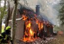 Holzhaus bei Wohnhausbrand zerstört