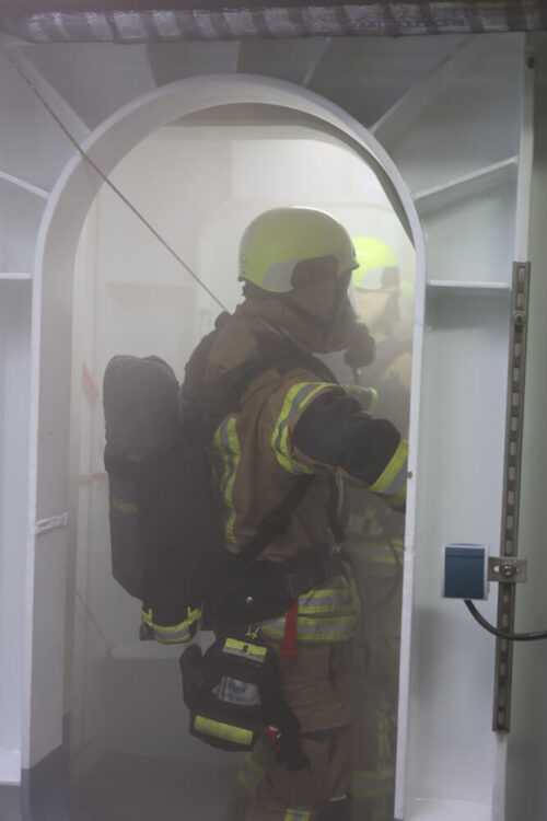 Starke Rauchentwicklung: Simuliert wird der Brandrauch durch Kunstnebel, der den Einsatzkräften wie im realen Einsatz die Sicht „vernebelt“. (Foto: JUH Bremerhaven/D. Tumpach)