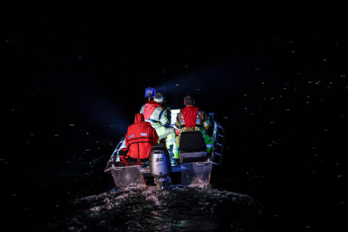 Im Rettungsboot: Einsatzkräfte fahren die Stelle an, an der eine Wärmesignatur festgestellt wurde. Dort zogen sie den vermissten Angler aus dem Wasser. (Foto: Feuerwehr Iserlohn, Pressestelle Marvin Asbeck)