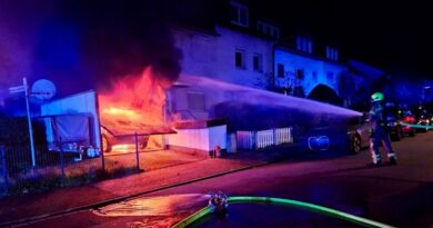 Feuerwehr Ratingen bringt gefährlichen Garagenbrand unter Kontrolle