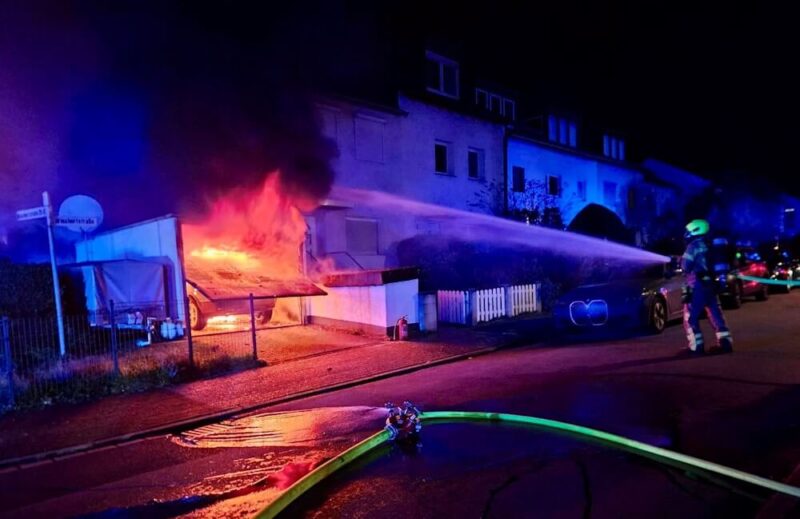 PKW in Flammen: Das Feuer hatte bereits auf den Garagenanbau übergegriffen und drohte, sich noch weiter in Richtung Wohnhaus auszubreiten. (Foto: Feuerwehr Ratingen)