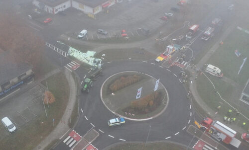 Gefahrgutunfall im Kreisverkehr: Die Einsatzstelle mit Hilfe einer Drohne aus der Luft gesehen. (Foto: Kreisfeuerwehr Rotenburg (Wümme))