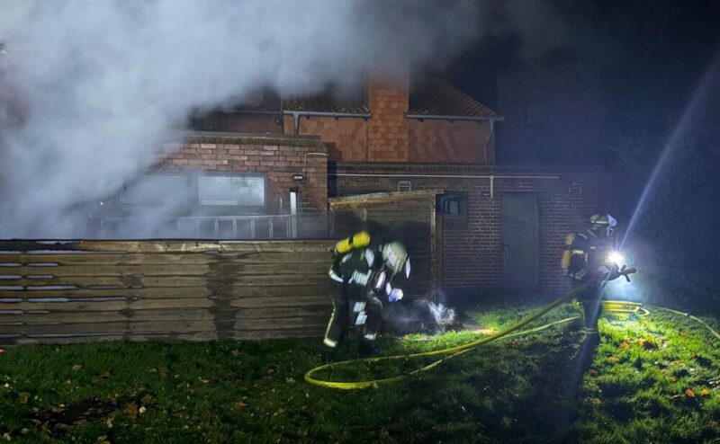 Eile geboten: Der Brand einer Mülltonne hatte sich bereits auf den Dachbereich des Gemeindezentrums ausgebreitet. (Foto: FF Werne)