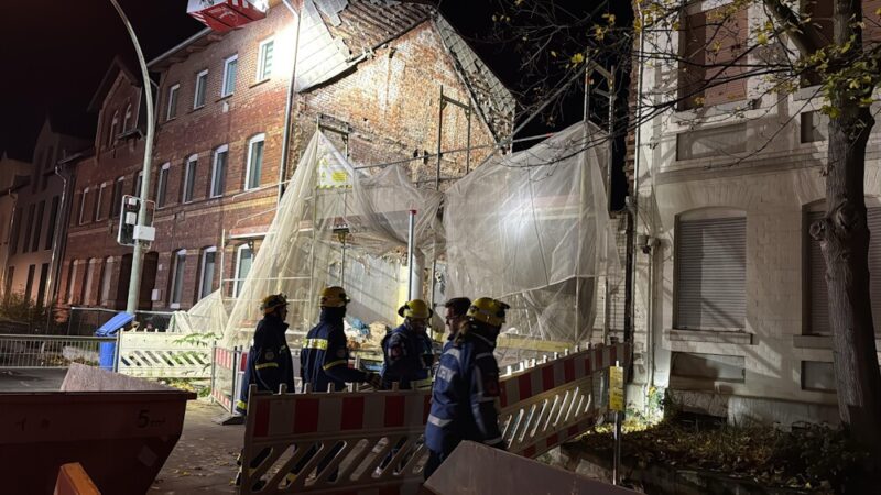 Bedrohliche Situation: Das instabile Gerüst drohte, in den Verkehrsraum zu stürzen. (Foto: Feuerwehr Helmstedt)
