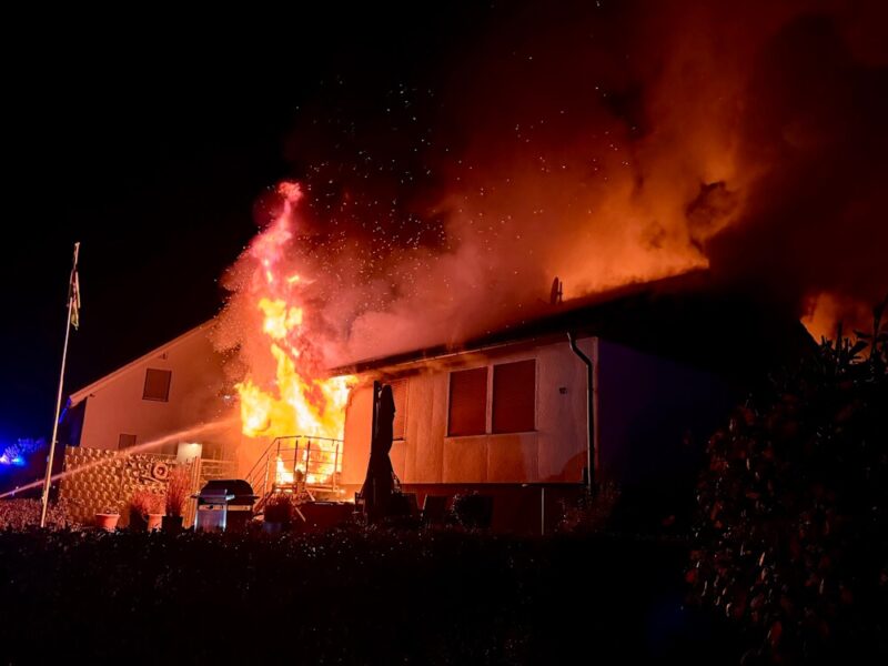 Einsatzstelle: Beim Eintreffen der Feuerwehrkräfte in der Biekhofer Straße brannte das Gebäude bereits lichterloh. (Foto: Feuerwehr Attendorn)