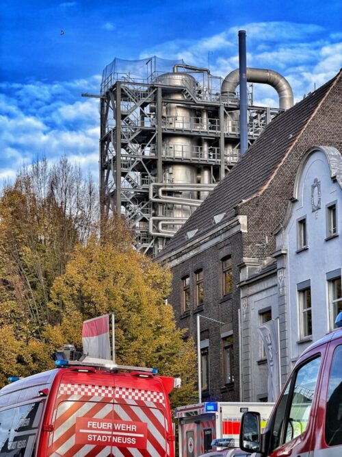 Warnung der Bevölkerung: Aufgrund der Geruchsbelästigung und möglicher Gefährdung durch den Rauch informierte man die Bürger/-innen über die Warn-App NINA. (Foto: Feuerwehr Neuss)