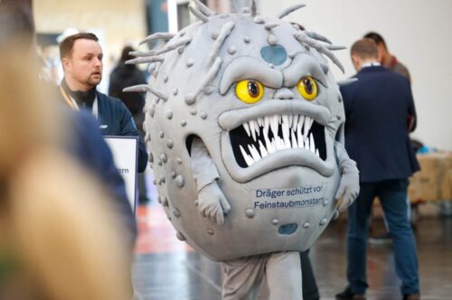 Networking auf der Messe: Nur dem Feinstaubmonster fiel es nicht ganz leicht, Kontakte zu knüpfen. (Foto: Messe Düsseldorf/ctillmann)