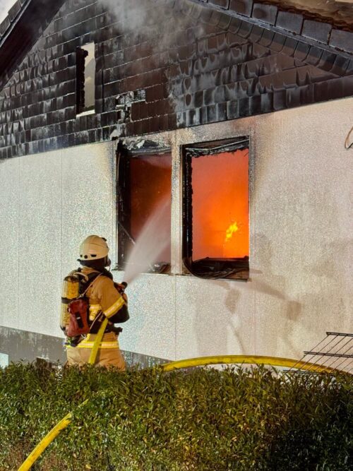 Außenangriff: Der Brand wird mit handgeführten Strahlrohren, teilweise unter Atemschutz, bekämpft. (Foto: Feuerwehr Attendorn)