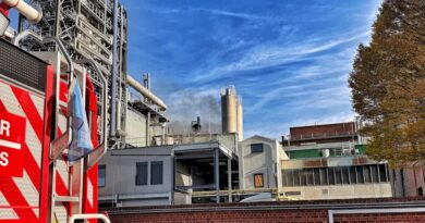 Feuerwehr Neuss löscht Maschinenbrand Feuerwehr Neuss löscht Maschinenbrand