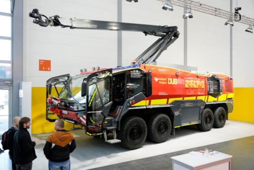 Brandschutz erleben: Der Werkfeuerwehrverband Deutschland zeigte zu diesem Thema auch moderne Feuerwehrfahrzeuge wie dieses Flugfeldlöschfahrzeug vom Düsseldorfer Airport. (Foto: Messe Düsseldorf/ctillmann)