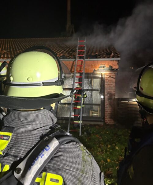 Erfolgreiche Brandbekämpfung: Die Freiwillige Feuerwehr Werne brachte die Flammen mit Unterstützung durch den Löschzug Stockum und die Löschgruppe Langern schnell unter Kontrolle. (Foto: FF Werne)