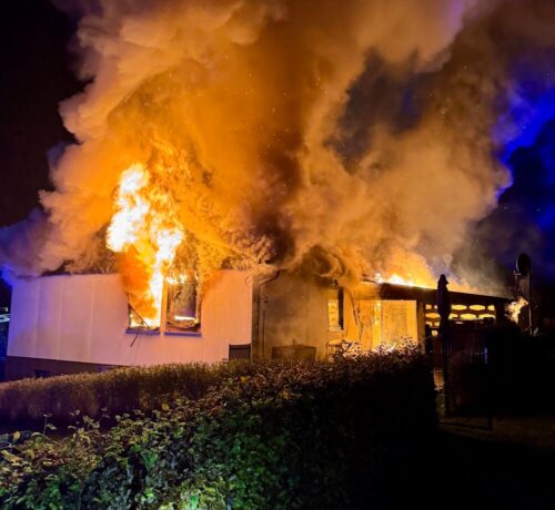 Nicht mehr zu retten: Obwohl die Einsatzkräfte nach ihrem Eintreffen am Einsatzort unverzüglich mit dem Löschangriff begannen, wurde das betroffene Haus durch das Feuer komplett zerstört. (Foto: Feuerwehr Attendorn)