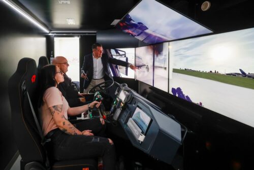 Wissenstransfer in der Praxis: Fachbesucher/-innen profitierten vom intensiven Informationsaustausch, hier in einem Fahr- und Übungssimulator für Flugfeldlöschfahrzeuge u.a. die Bekämpfung von Flugzeugbränden. (Foto: Messe Düsseldorf/ctillmann)