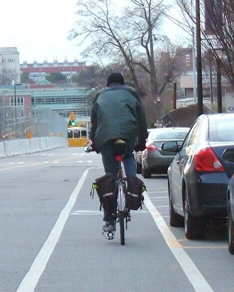 Dooring-Unfälle: Eine Autotür wird so knapp vor einem Radfahrer geöffnet, dass ein rechtzeitiges Anhalten oder Ausweichen nicht möglich ist. (Quelle: VinnyR/Wikipedia, Lizenz: gemeinfrei)