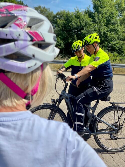 Fahrradhelm nutzen: Erfahrungen von Einsatzkräften von Feuerwehr und Rettungsdienst sowie Ärzten zeigen, dass der Helm in vielen Fällen schwere Verletzungen des Kopfes verringern kann. (Foto: Polizei/ Kreispolizeibehörde Euskirchen)
