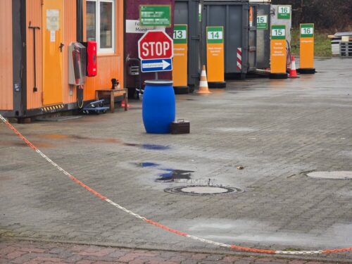 Zum Abtransport bereit: Der gefährliche Stoff wurde von den Einsatzkräfte in einem blauen Überfass gesichert und vom Betreiber des Wertstoffhofs wird die fachgerechte Entsorgung veranlasst. (Foto: Daniel Passig, KFV RD-ECK)